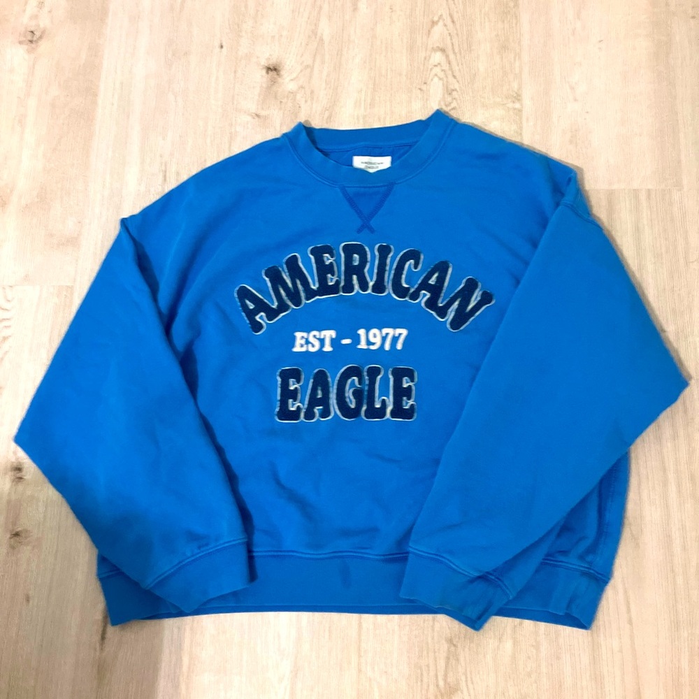 American eagle sweatshirt. Bright blue color. Extra large, good condition.